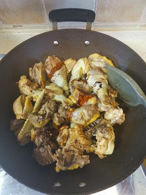 又香又补的东北笨鸡炖蘑菇的做法 步骤5