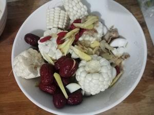 养生土鸡汤的做法 步骤2