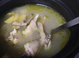 松茸的季节，煲一锅鲜掉眉毛的土鸡汤的做法 步骤7