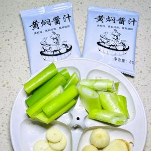 冬天的暖胃大菜--黄笋焖鸡的做法 步骤4