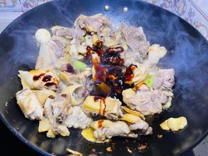 冬天的暖胃大菜--黄笋焖鸡的做法 步骤9