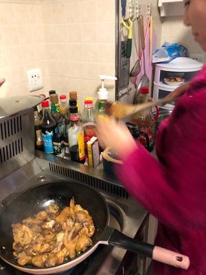 土豆干炖小鸡的做法 步骤7