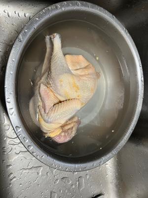 白切鸡的做法 步骤1