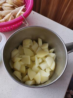 土豆闷三黄鸡的做法 步骤4