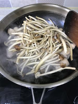 美味三黄鸡炖鲜茶树菇的做法 步骤7