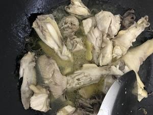 豆腐金针菇配三黄鸡的做法 步骤3