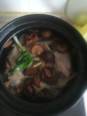简单好吃的老母鸡干贝汤的做法 步骤2