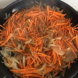 俄罗斯家常鸡肝洋葱胡萝卜沙拉的做法 步骤5