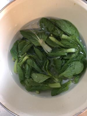 鸡汤底茭白青菜末鸡肝面的做法 步骤1