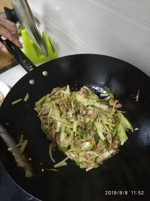 瑞金家常菜9：芹菜炒鸡杂的做法 步骤5