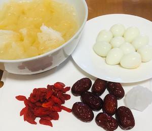 软化血管、安神、抗过敏、养肝健胃的鹌鹑蛋银耳汤的做法 步骤1
