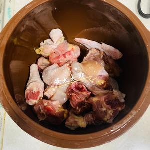 大补汤（榴莲煲鸡）附赠选榴莲方法的做法 步骤2