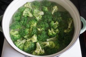 上汤西兰花的做法 步骤2