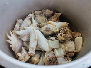 炖柴鸡的做法 步骤3