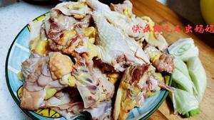 东北小鸡炖蘑菇粉条的做法 步骤3