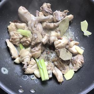小鸡炖蘑菇的做法 步骤6