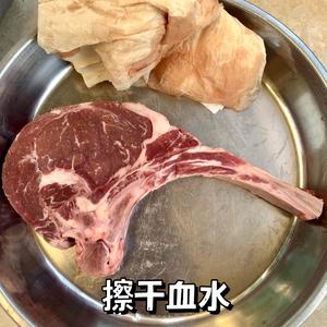 在家自制0失败的西餐料理（附黑椒酱教程）｜战斧牛排的做法 步骤1