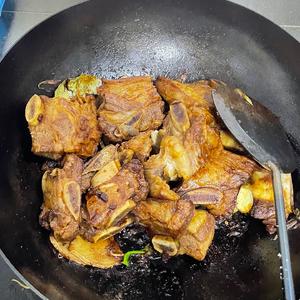 给李兄做饭的第六天—牛排炖土豆的做法 步骤6