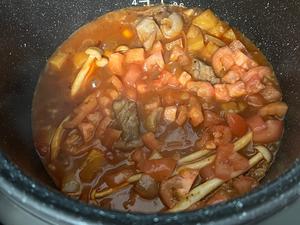 真正懒人的番茄土豆牛排焖饭（不用起油锅，一口电饭锅全搞定）的做法 步骤5