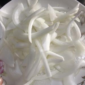 孜然洋葱肥牛卷的做法 步骤2