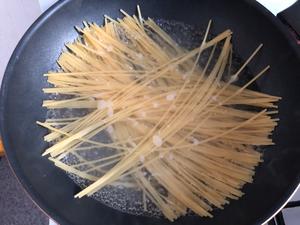 跟着姜食堂学做饭 - 烤肉意面的做法 步骤5
