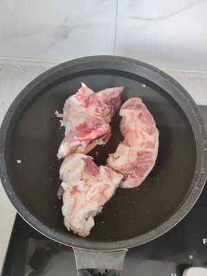 清炖牛尾，炖菜底汤嘎嘎香的做法 步骤1