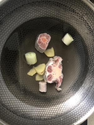 宝宝辅食土豆泥奶酪时蔬饼➕莲藕胡萝卜牛尾浓汤的做法 步骤1