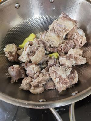 酸汤牛尾骨的做法 步骤3