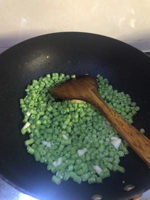 金不换牛肉末炒豆角的做法 步骤2
