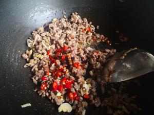 牛肉末辣炒酸豆角的做法 步骤3