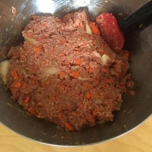 牛肉末大作战：番茄卷心菜卷的做法 步骤3