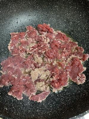 薄荷叶炒牛肉沫的做法 步骤3