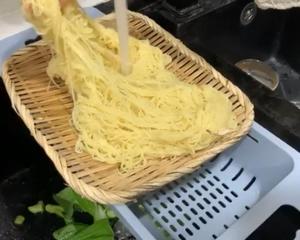 电饭锅焖牛蹄筋捞面（最好买港式生面?）的做法 步骤6