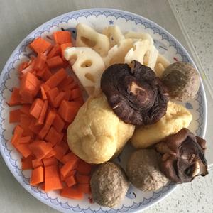 牛肉丸牛筋丸香菇莲藕胡萝卜豆泡面的做法 步骤1