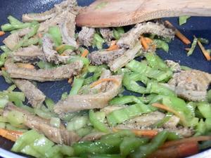 黑椒牛肚炒虎皮尖椒的做法 步骤9