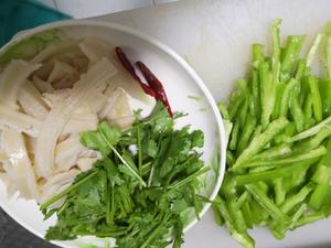 牛肚香菜梗炒尖椒(红油版下饭菜，原图呈现)的做法 步骤1