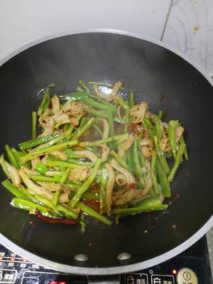 牛肚香菜梗炒尖椒(红油版下饭菜，原图呈现)的做法 步骤4