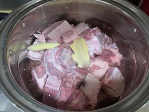 清炖牛骨汤（原汁原味，香气四溢，冬天的早晨喝一碗，好满足?）的做法 步骤6