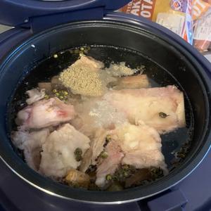 简易电饭煲冬日暖身牛骨汤的做法 步骤6