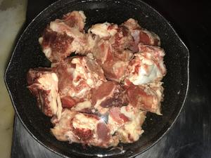 真材实料的牛骨罗宋汤的做法 步骤1