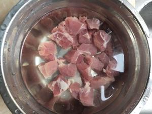 番茄土豆胡萝卜牛骨汤的做法 步骤2