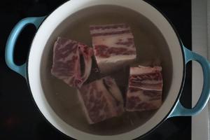 韩式牛骨汤的做法 步骤3