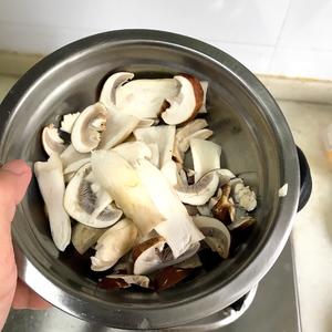 浓厚菌菇牛骨汤的做法 步骤6