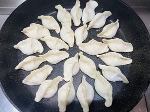 药芹牛肉馅蛋煎饺子的做法 步骤6