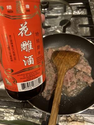 九层塔洋葱牛肉碎的做法 步骤2