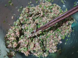 牛肉香菜马蹄馅儿大馄饨（附元宝云吞手法视频）的做法 步骤7