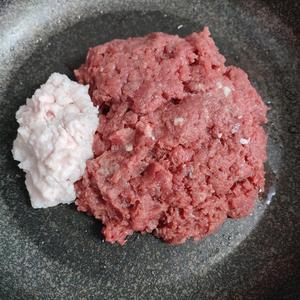 牛肉大葱包子馅的做法 步骤2