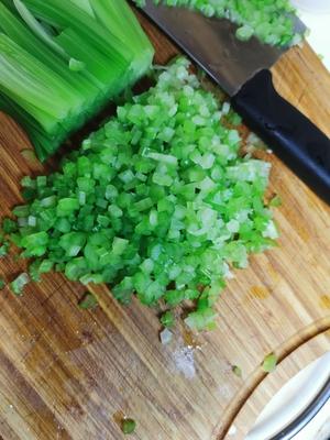 牛肉芹菜馅水饺，头伏饺子的做法 步骤3