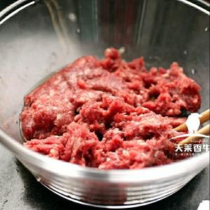 【私房小厨】怎么烙出饼皮柔软肉馅多汁的馅饼——家常牛肉馅饼的做法 步骤2