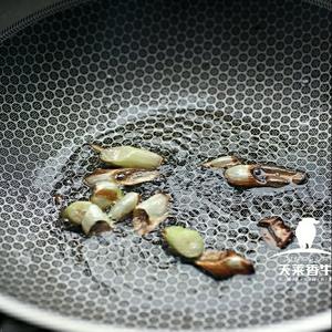 【私房小厨】怎么烙出饼皮柔软肉馅多汁的馅饼——家常牛肉馅饼的做法 步骤1